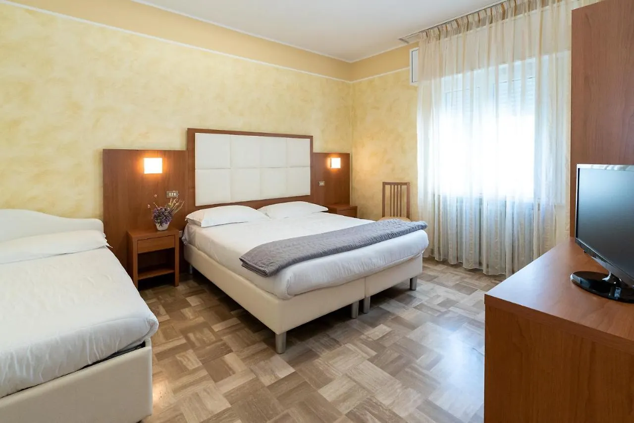 Hotel Tirsus بيلاريا-إيجيا مارينا